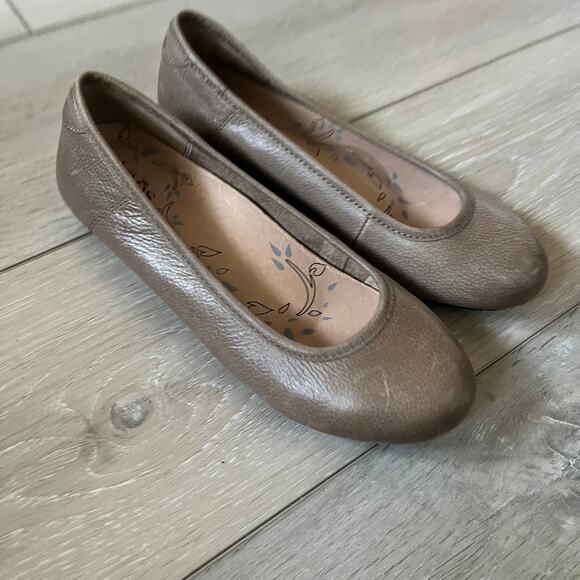 Taos 'Rascal' Women's 6 Round Toe Comfort Flat Pewter Tan Orthotic Walking Shoe - Picture 2 of 7